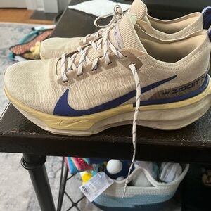 Nike ZoomX Invincible Run3 Cream and Blue Running Shoes